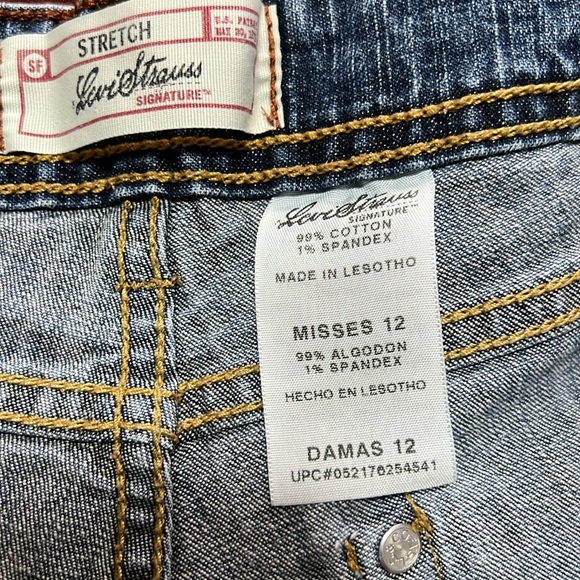 Levi Strauss Signature denim shorts. Size 12. Great condition. - Picture 3 of 4